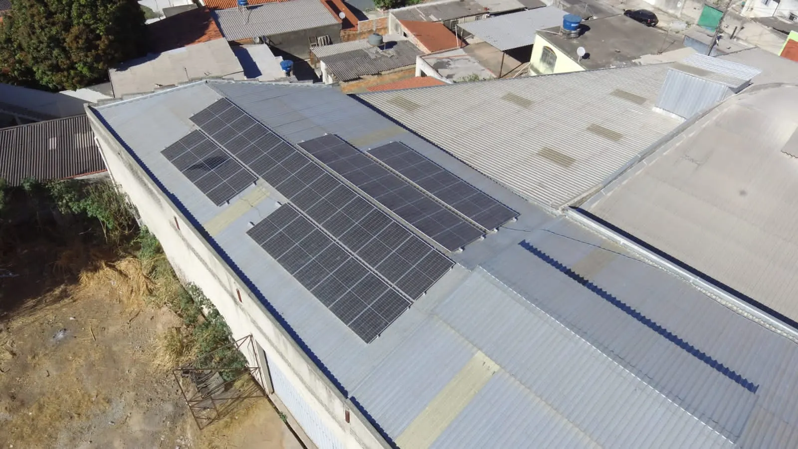 Vista aérea da instalação fotovoltaica na cobertura da Proterlink